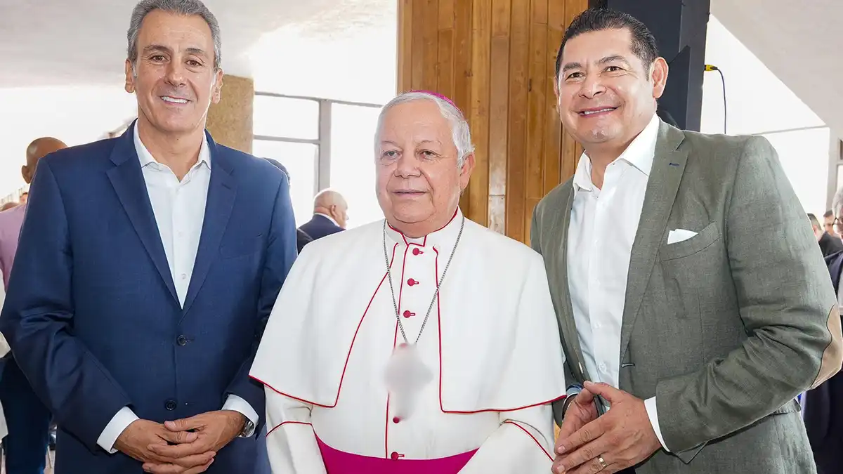 Alejandro Armenta y Pepe Chedraui, presentes en el cumpleaños del arzobispo de Puebla