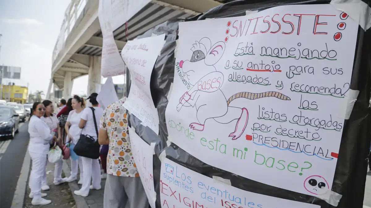 Paro técnico en el ISSSTE de Puebla; trabajadores exigen entrega de bases