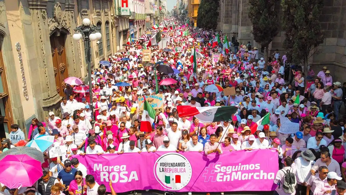 Eduardo Rivera y Mario Riestra encabezaron marcha de la “Marea Rosa” en Puebla