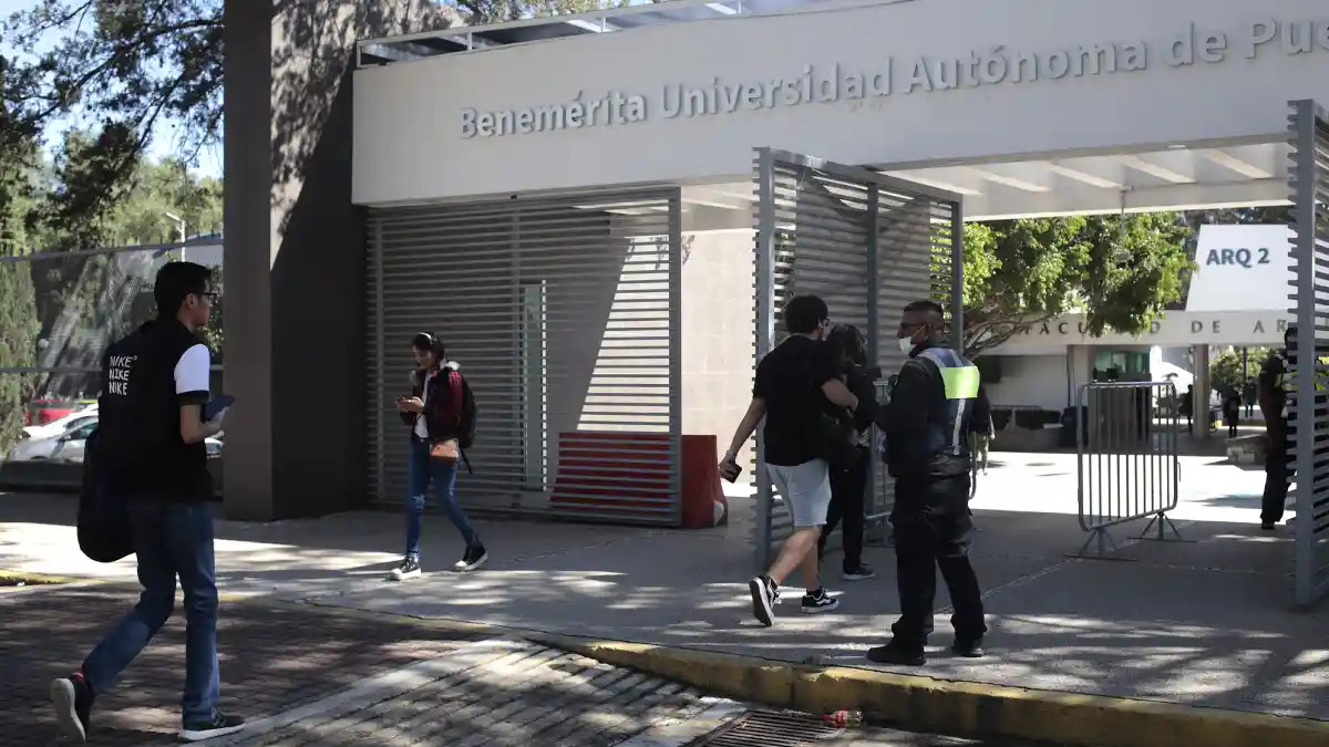 Alumnos de la BUAP ingresando a Ciudad Universitaria.