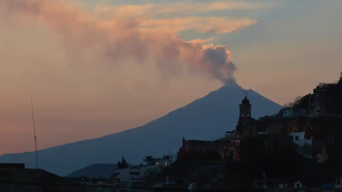 El volcán Popocatépetl emitiendo una fumarola durante el atardecer del 29 de abril.