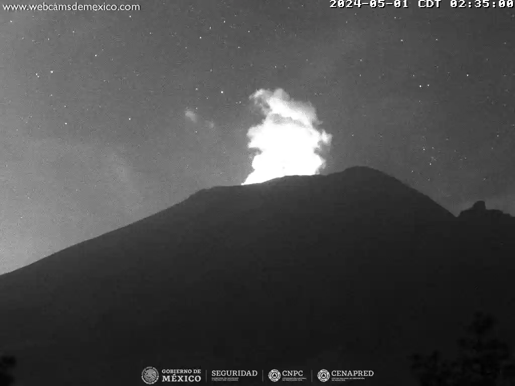 Actividad del volcán captada durante la madrugada de este 1 de mayo.