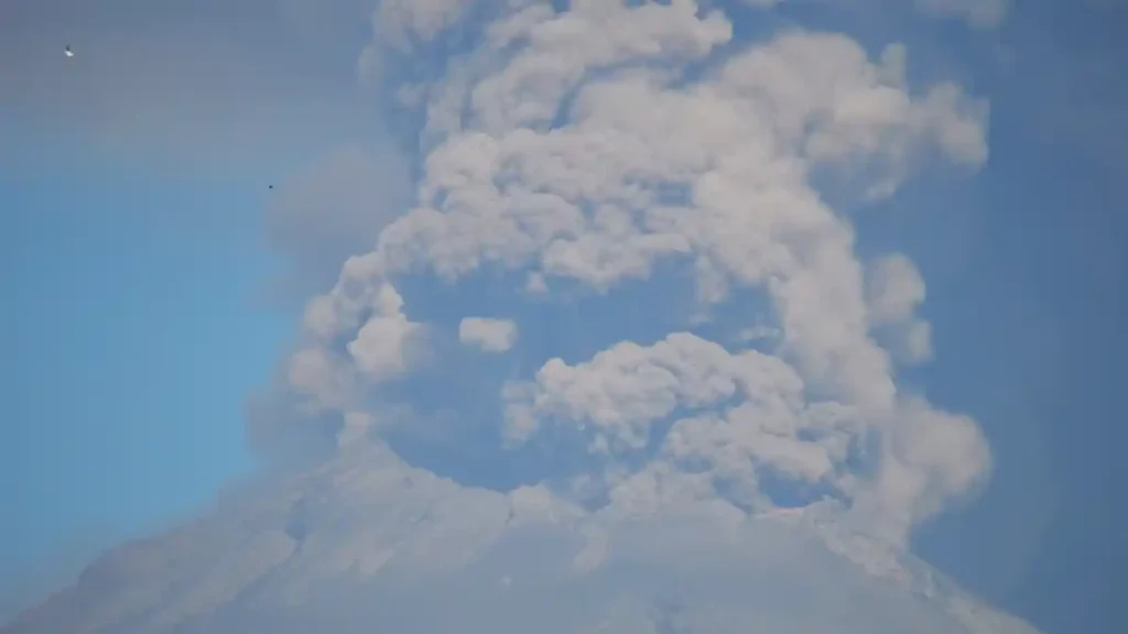 Fumarola del volcán Popocatépetl captada desde Atlixco, Puebla.