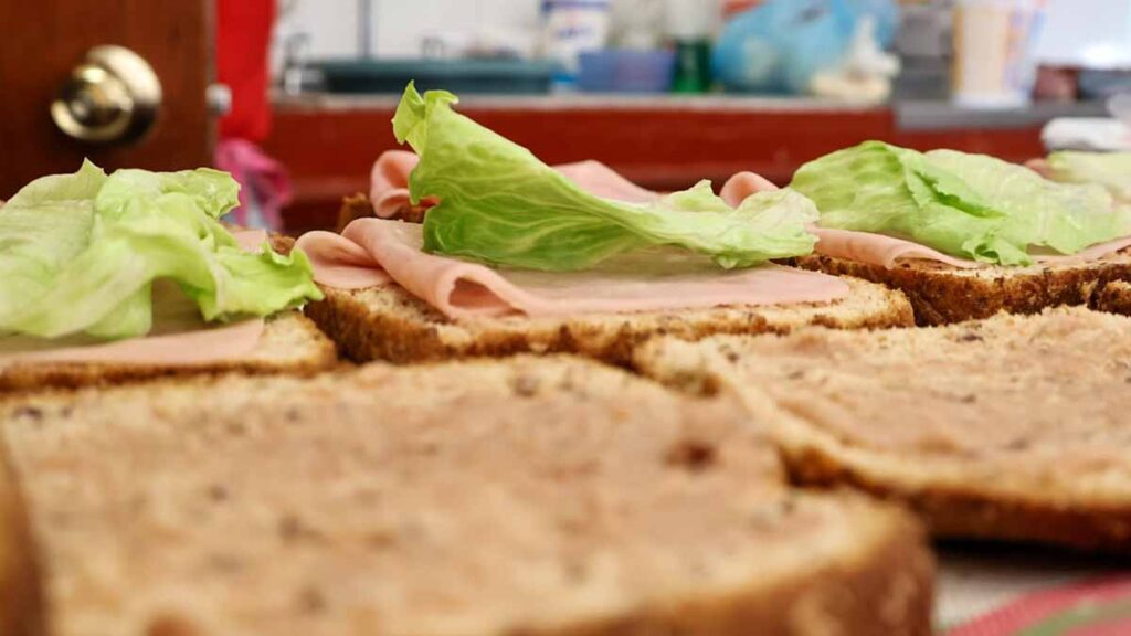 ¡Atención! Inicia prohibición de venta de comida chatarra en escuelas de Puebla. Imagen: EsImagen