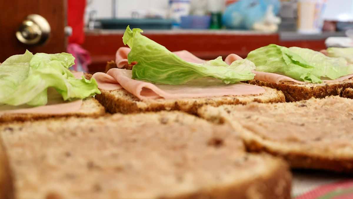 ¡Atención! Inicia prohibición de venta de comida chatarra en escuelas de Puebla. Imagen: EsImagen