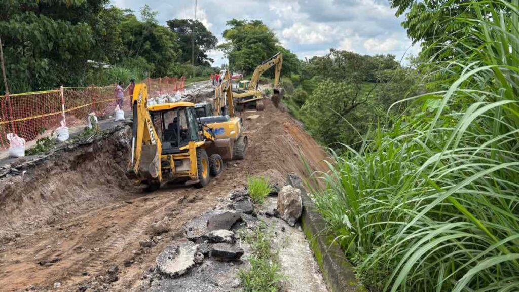 Reparan carretera Hueytamalco-Acateno destruida por el huracán Erick