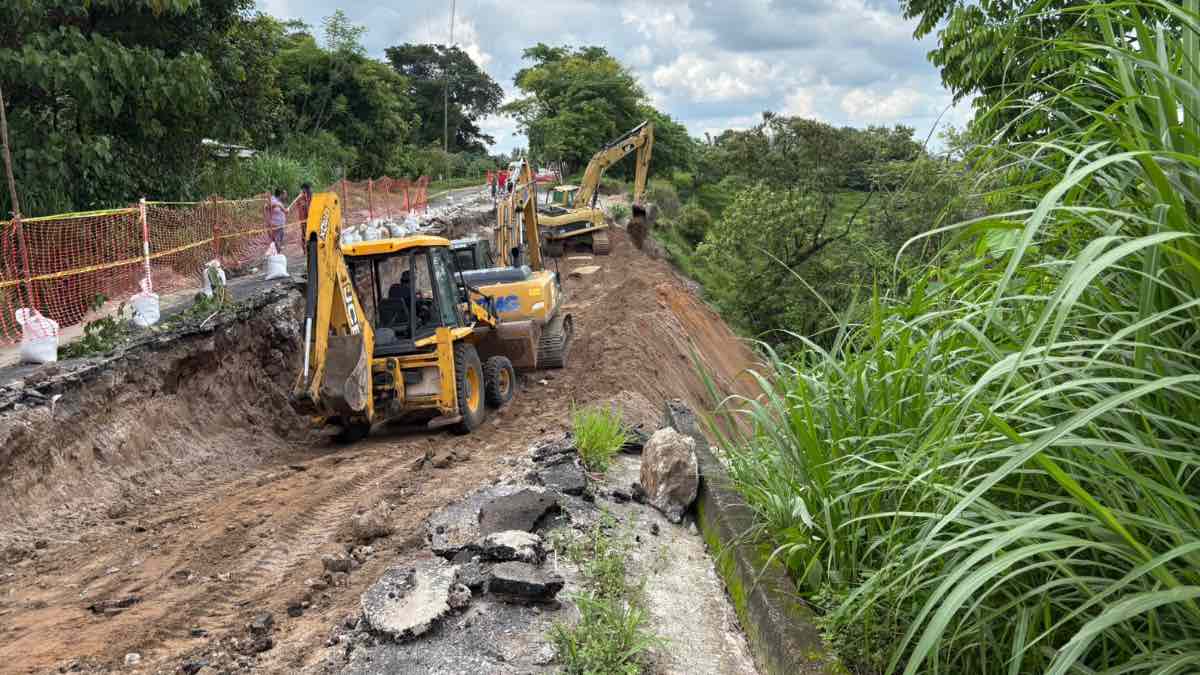 Reparan carretera Hueytamalco-Acateno destruida por el huracán Erick