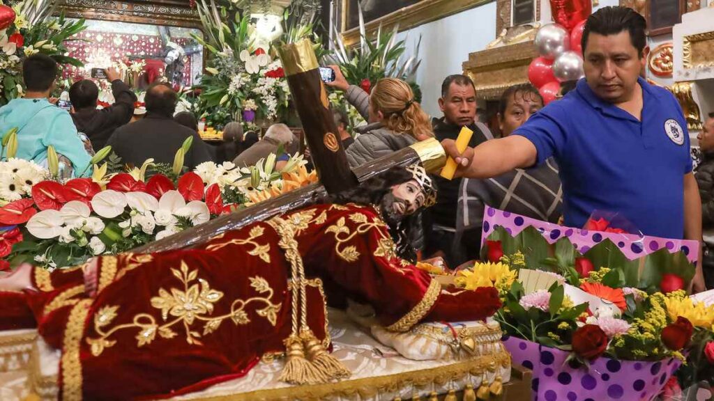 Fieles expresan su devoción al Señor de las Maravillas