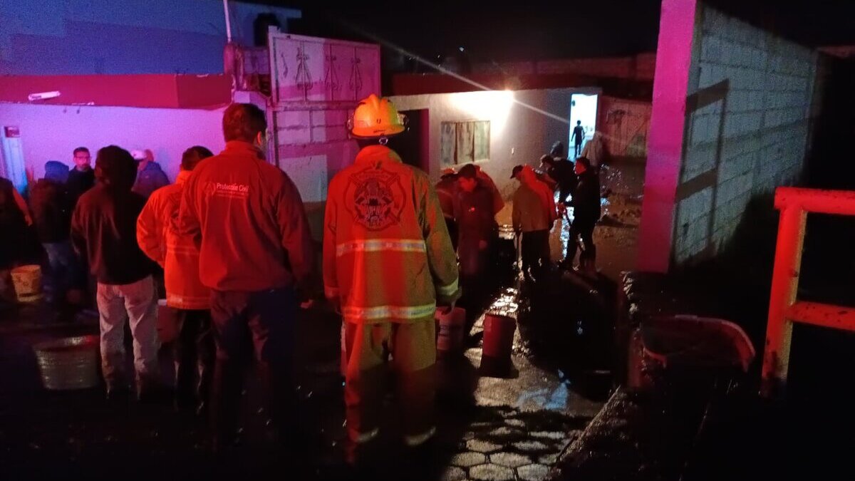 Protección Civil atendió inundaciones y derrumbes por lluvias en Puebla