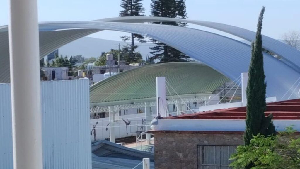 Cuatro heridos por colapso parcial de domo escolar en Atlixco a causa del viento