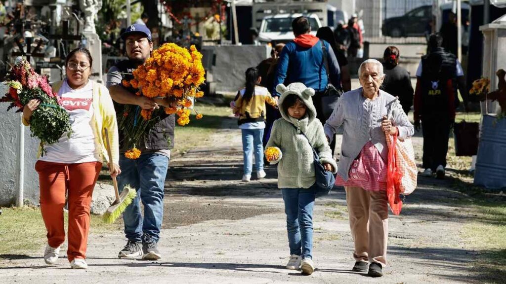 Poblanos inician visita a panteones por Día de Muertos