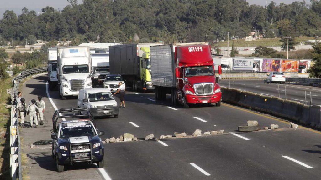 Otra vez ejidatarios de Tlahuapan cierran la autopista México-Puebla