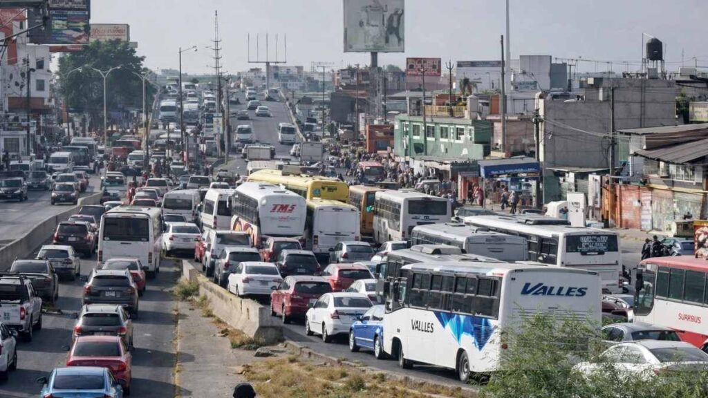 28 de Octubre bloquea la autopista México-Puebla