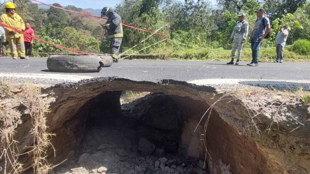 Atienden hundimientos en la carretera Acuaco-Huehuetla