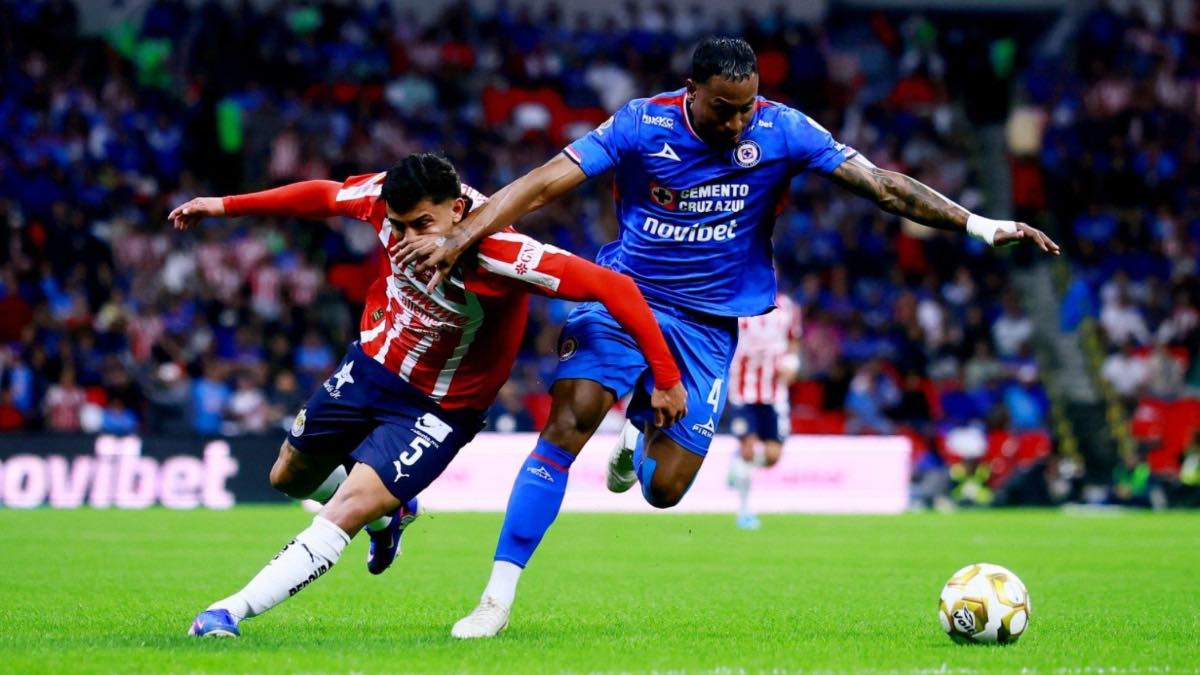 Cruz Azul y Chivas empataron 2-2 en semifinal de ida