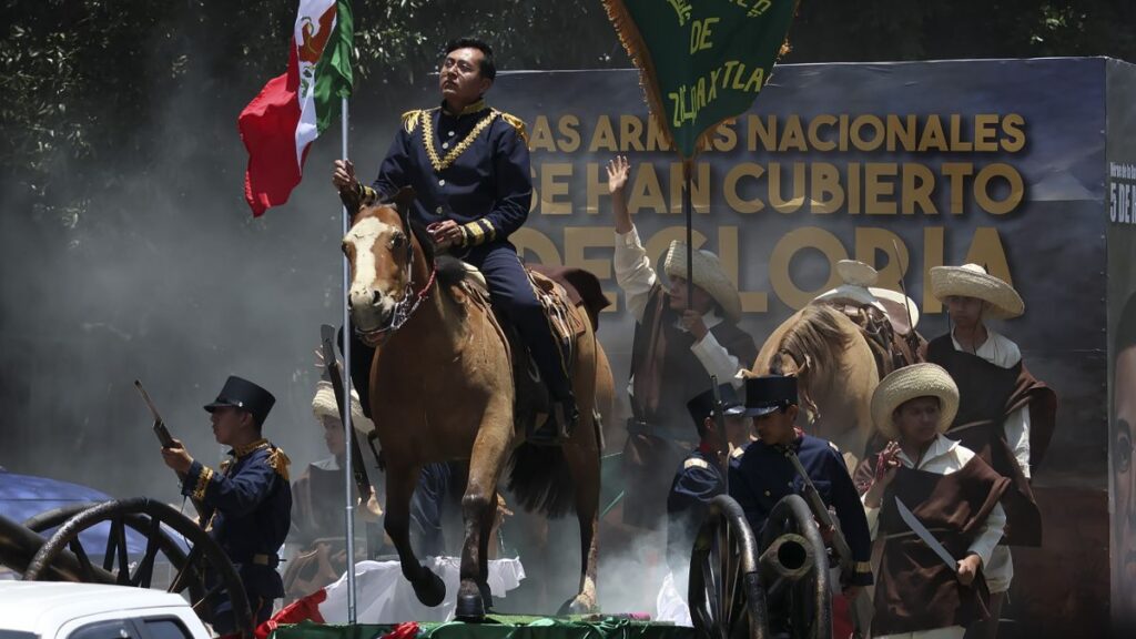 Representación de Ignacio Zaragoza al frente de las tropas mexicanas en el desfile del 5 de Mayo