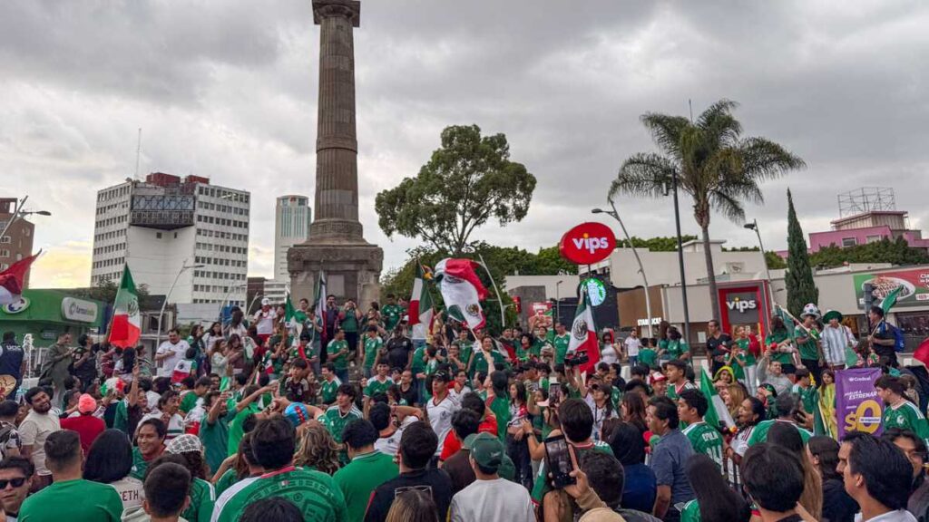 Poblanos celebraron el triunfo de México en la Avenida Juárez