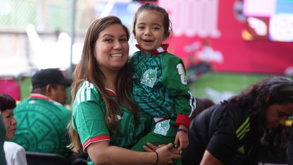 Poblanos llegan al zócalo a ver la inauguración del Mundial