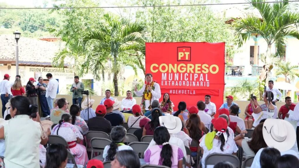 Noroña durante su visita a Huehuetla
