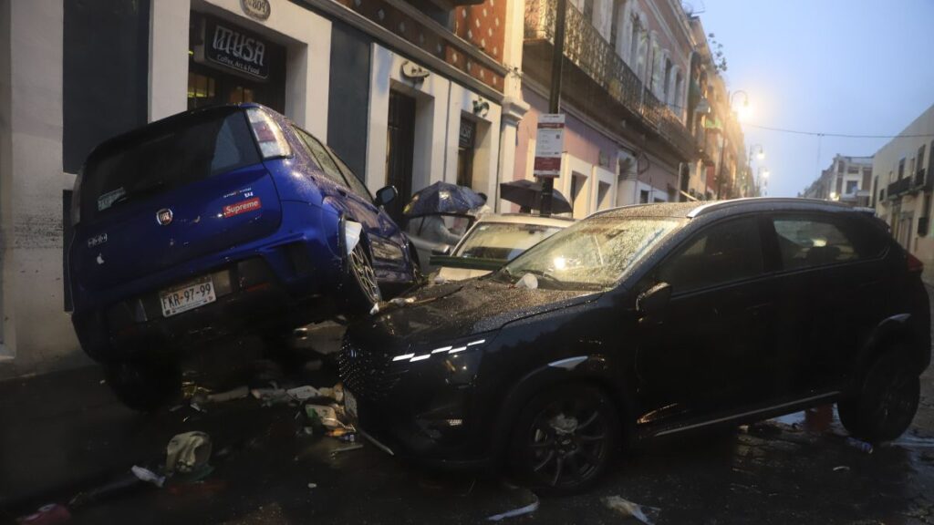 Autos dañados en el centro histórico