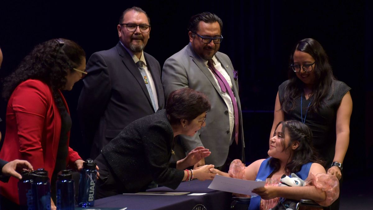 Rectora de la BUAP reconoce a graduados de la preparatoria Emiliano Zapata