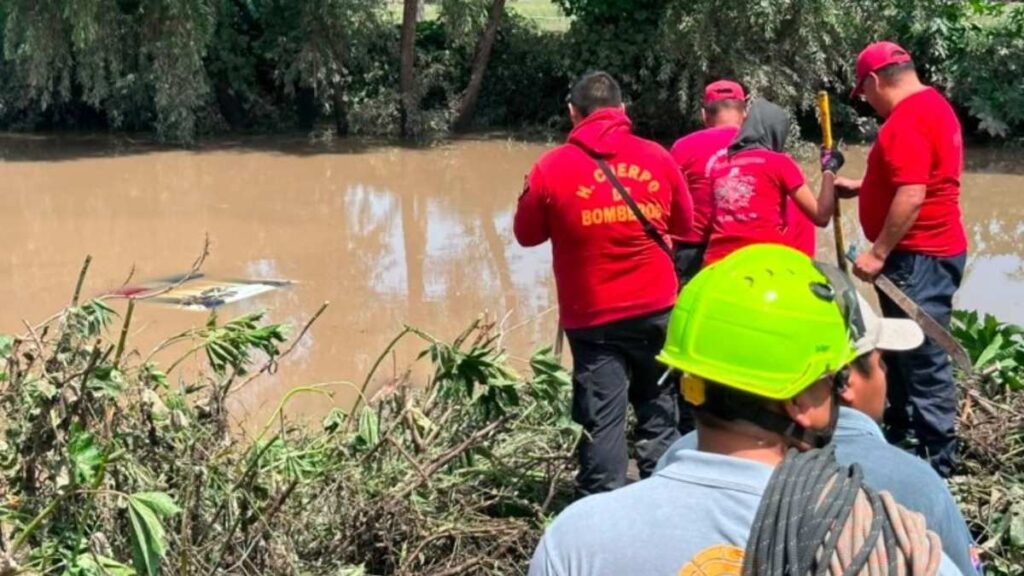 Policía fue arrastrado con todo y patrulla al desbordarse el río Atoyac en Ocoyucan