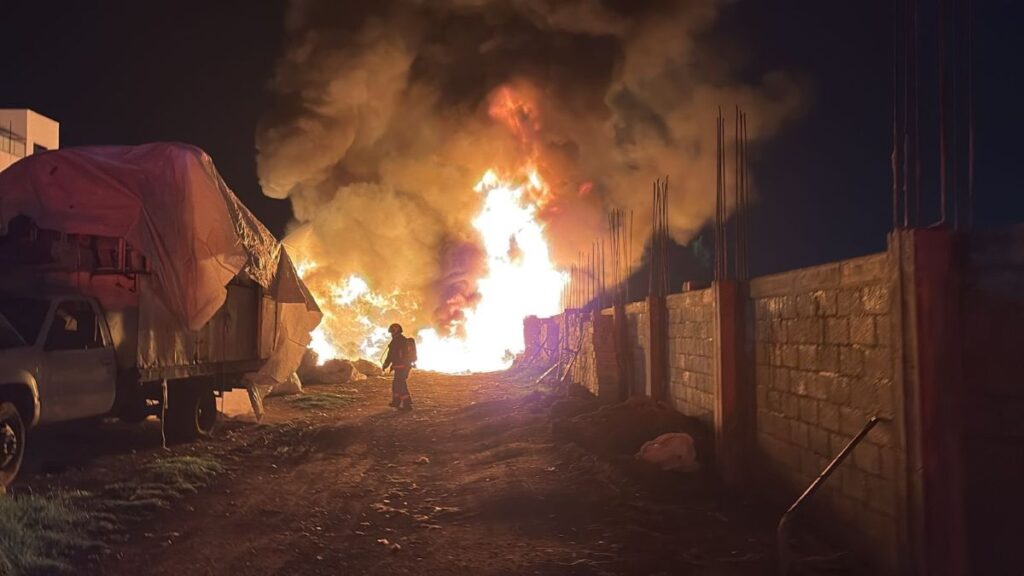 Incendio de bodega en la colonia Santiago de los Leones