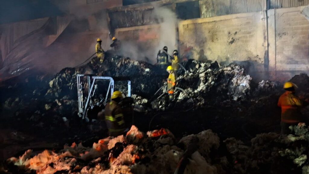 Tardaron 18 horas en apagar el incendio en una bodega de la colonia Santiago de los Leones