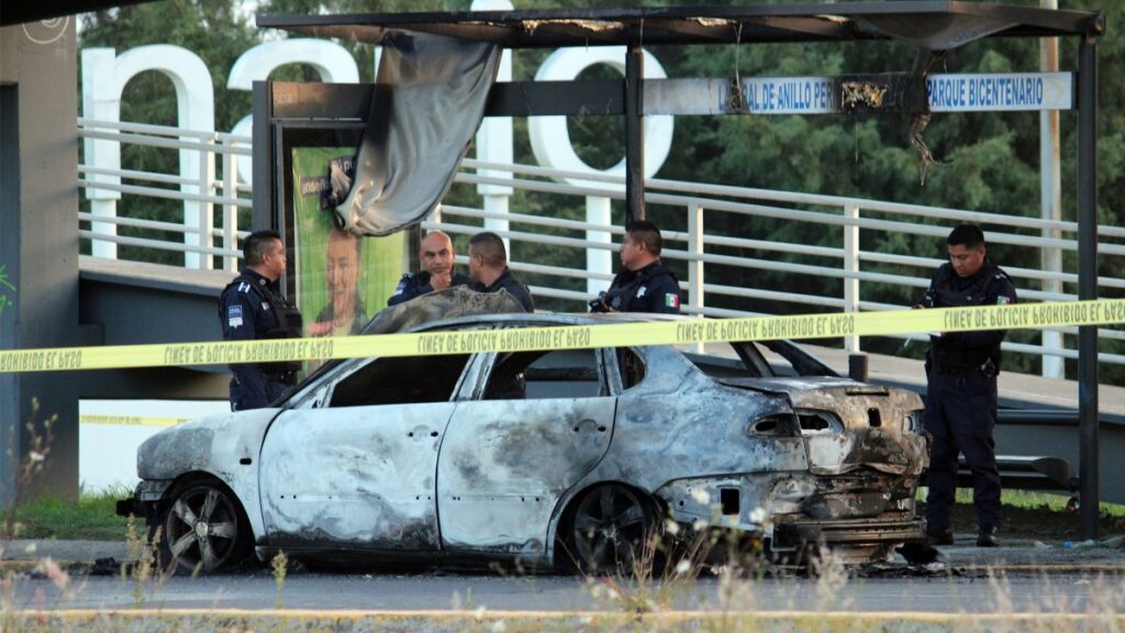 La policía halló un cadáver dentro de un vehículo calcinado en el Periférico Ecológico